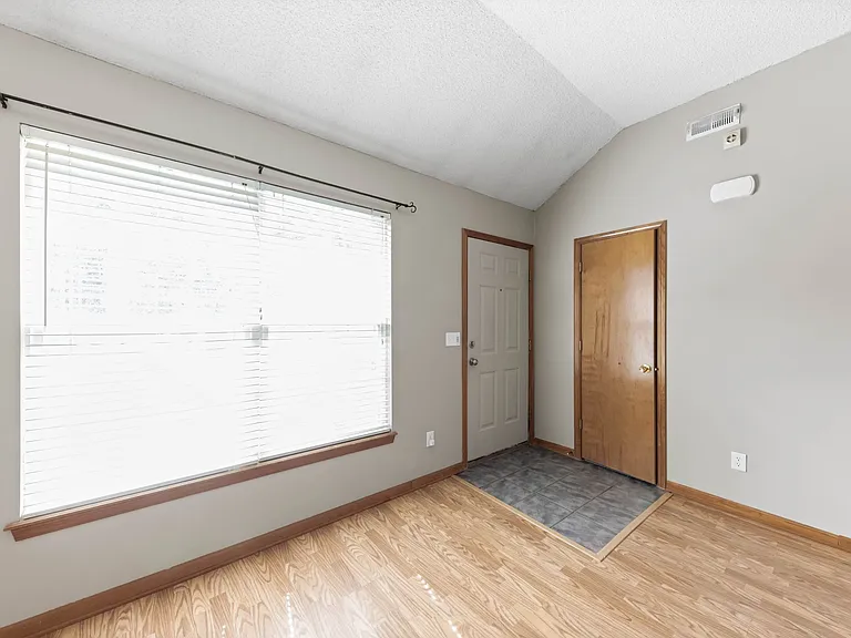 948 N Pine St — Photo 2