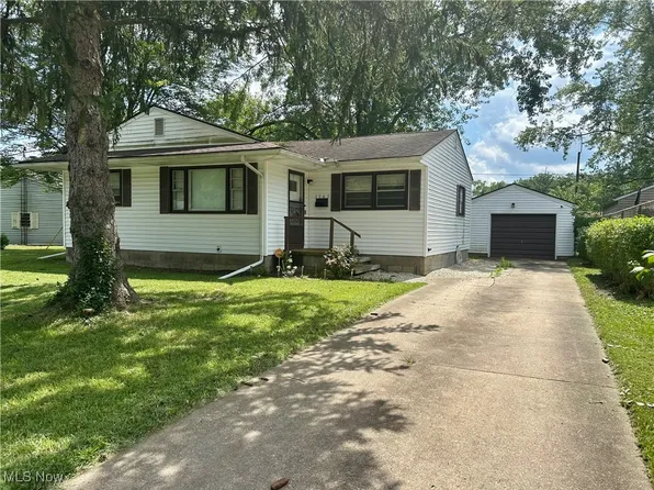 1345 Autumn Dr NW, Warren, OH 44485