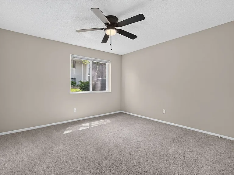 Hollow Hills Apartments — Photo 128