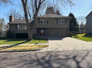 1115 Surrey Rd, Papillion, NE 68046