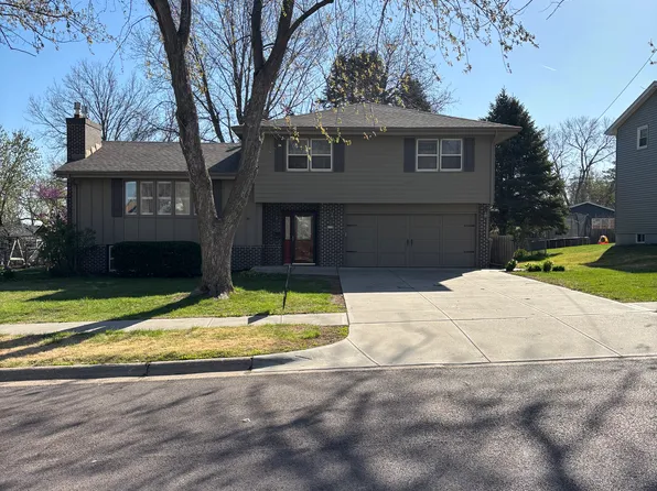 1115 Surrey Rd, Papillion, NE 68046