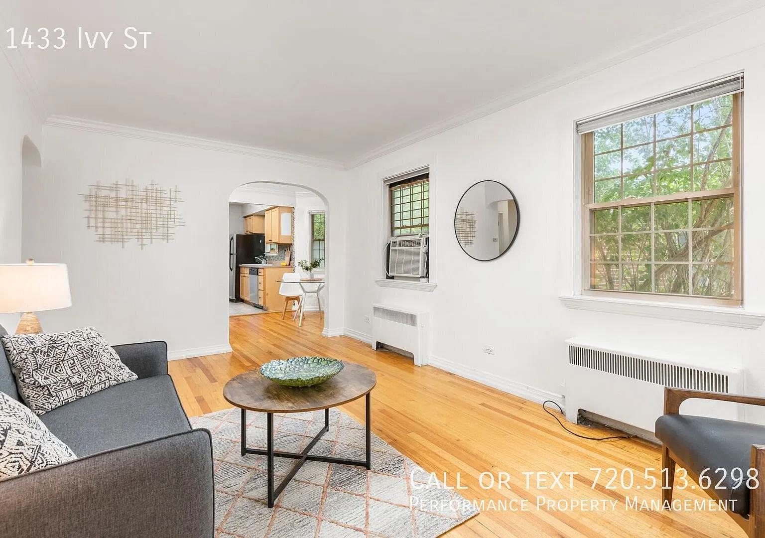 Charming cottage-style townhome in Mayfair — Photo 2