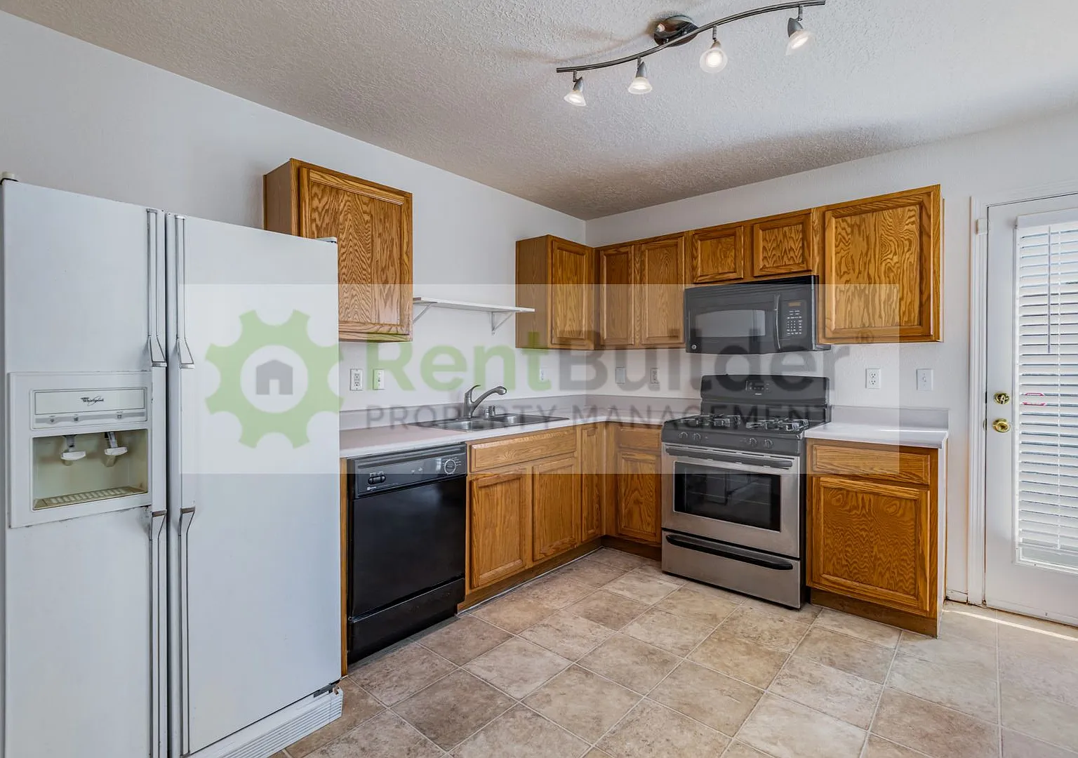 New Roof, A/C, Paint, Landscaping. Price Reduced — Photo 4