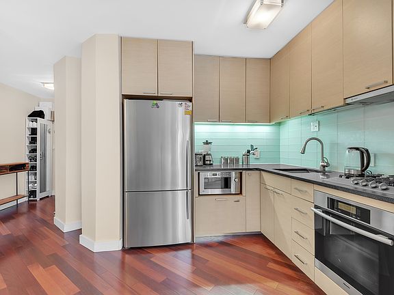 3rd image of 206 E 95th St APT 6A