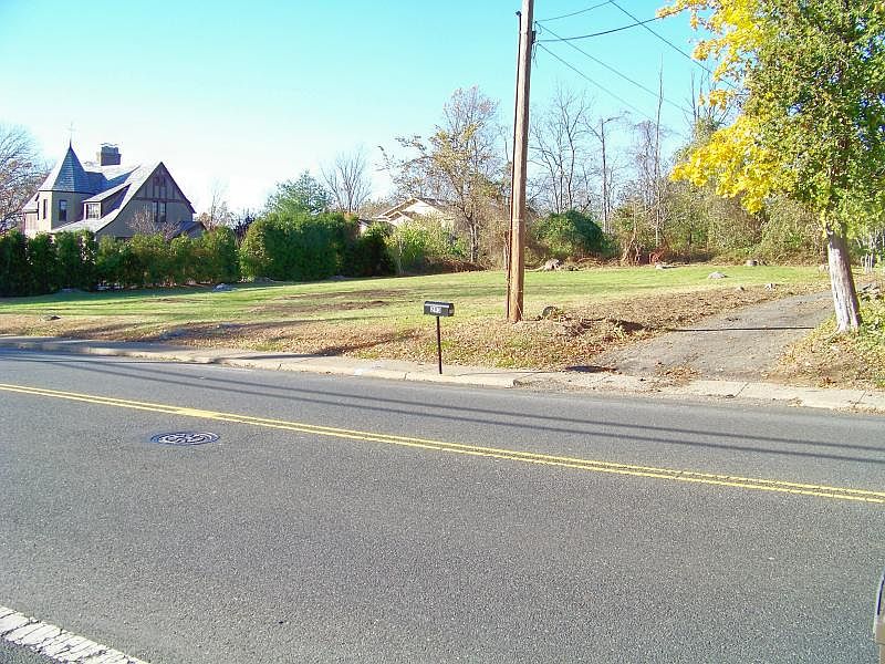 2nd image of 285 Alps Rd