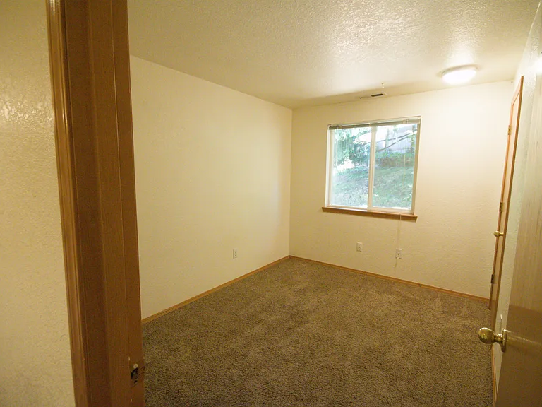 1819 Skyline Ct S — Photo 23