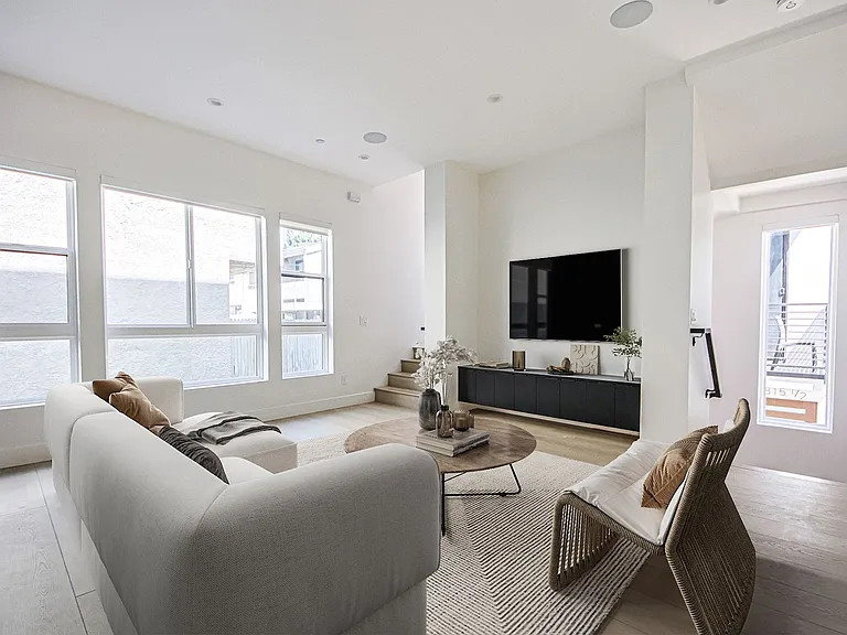 1815 Barry Ave — Photo 3