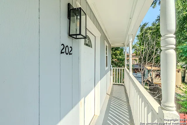 2 bed, 1.0 bath, 800 sqft, $1,600 — Photo 2