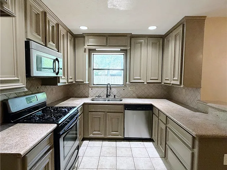 2706 Red Hill Dr — Photo 11