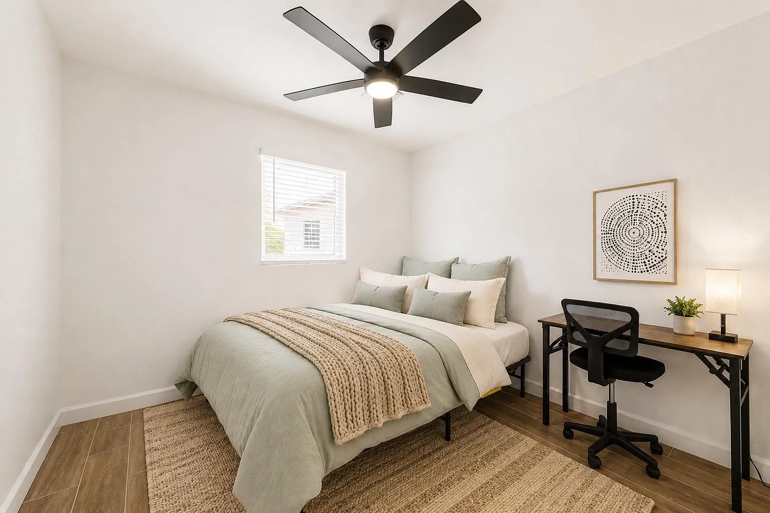 4 bed, 5.0 bath, 2300 sqft, $884 — Photo 1