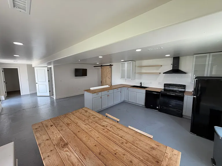 8285 N Lakeshore Drive — Photo 2