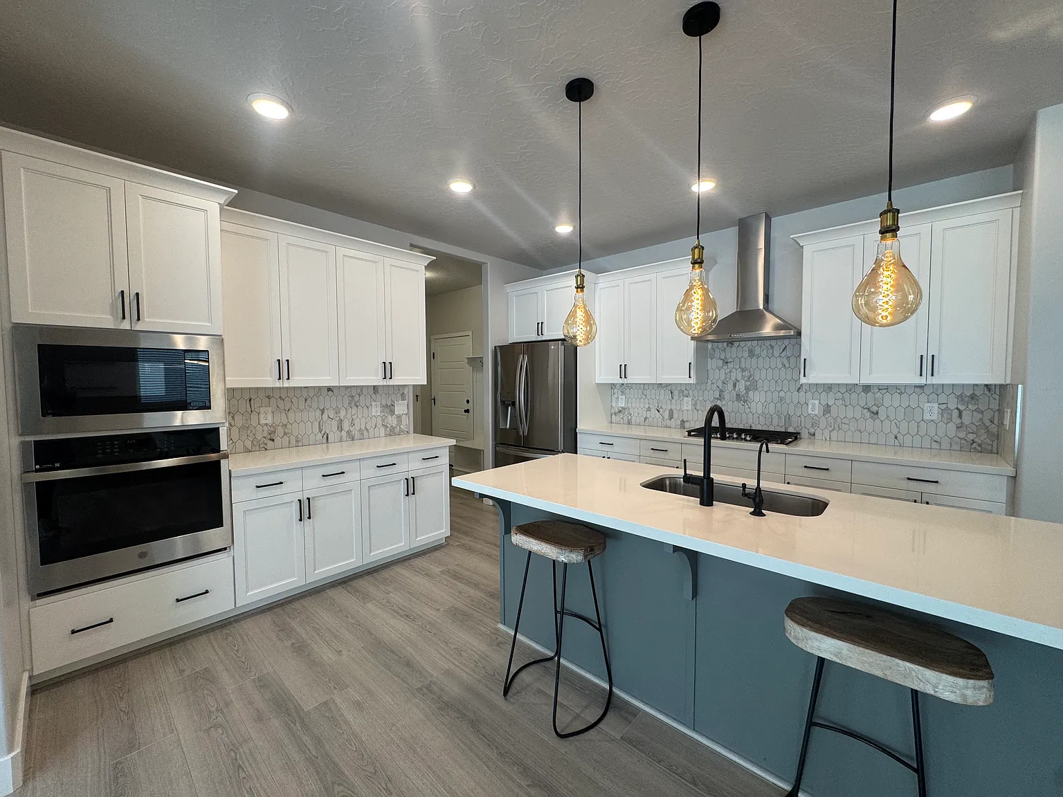 3 bed, 2.5 bath, 4080 sqft, $3,199 — Photo 1