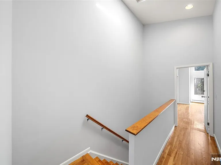 408 Elizabeth St #A — Photo 15