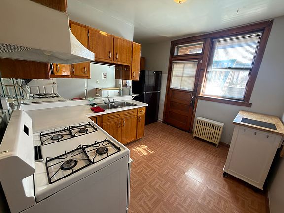 3rd image of 2946 N Laramie Ave #10