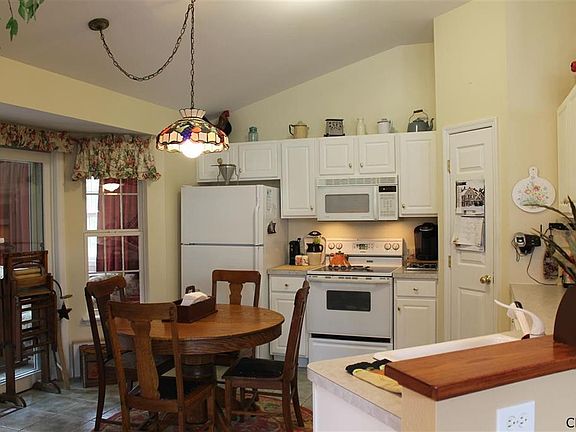 4th image of 30 Surrey Field Dr