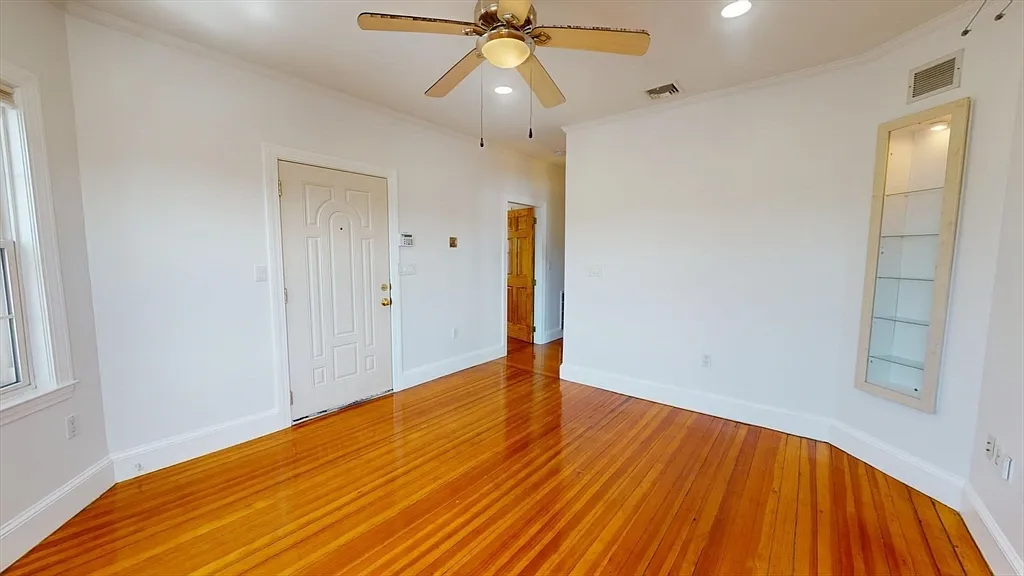 5 bed, 3.0 bath, 2000 sqft, $5,100 — Photo 4