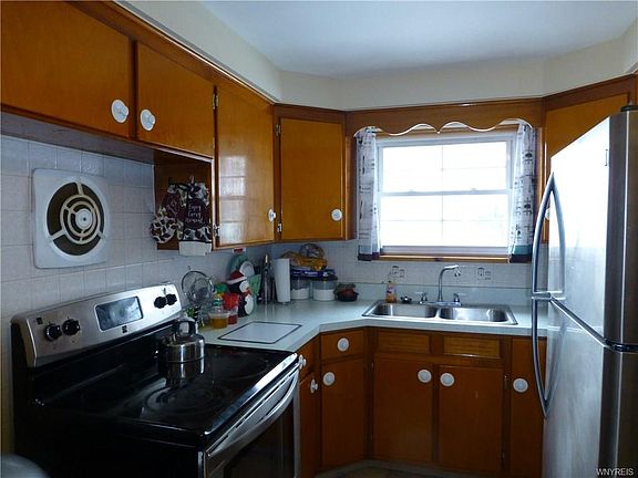 5th image of 2944 Seneca Ave
