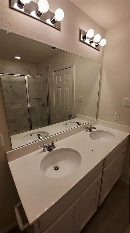 3 bed, 2.5 bath, 1966 sqft, $2,200 — Photo 3