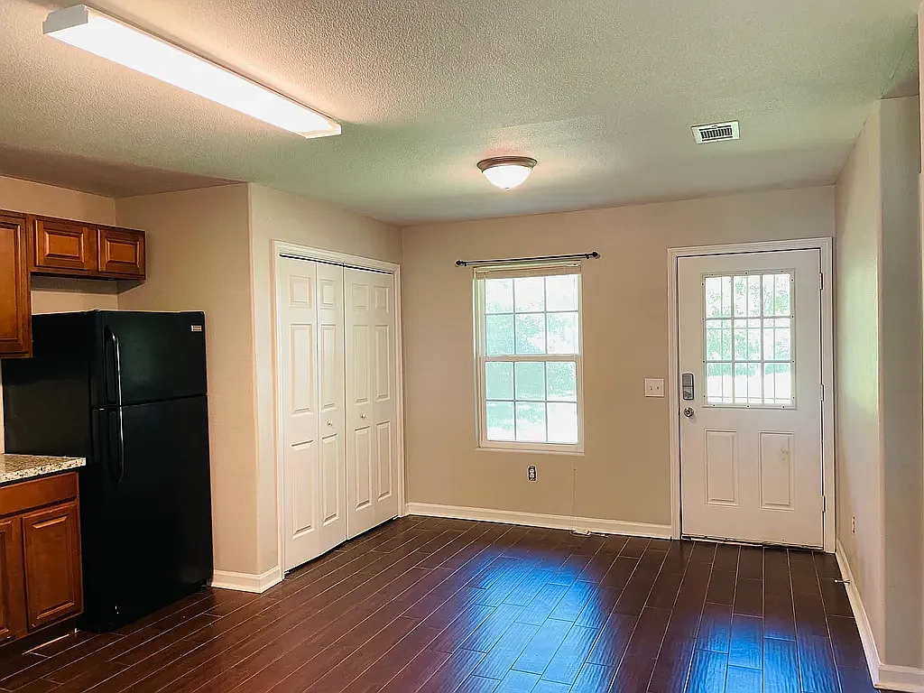 3 bed, 826 sqft, $1,450 — Photo 3