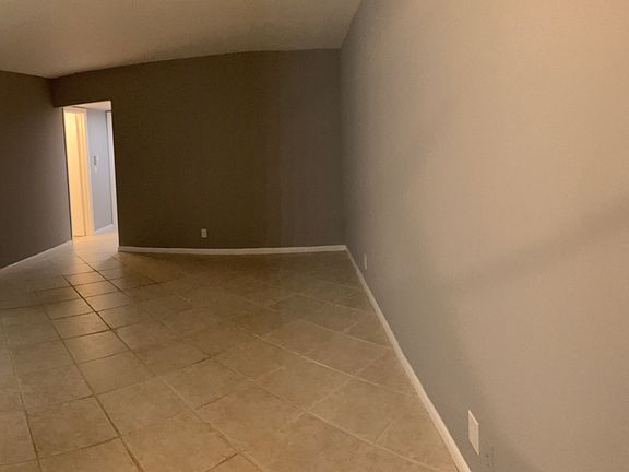 UNFURNISHED living room