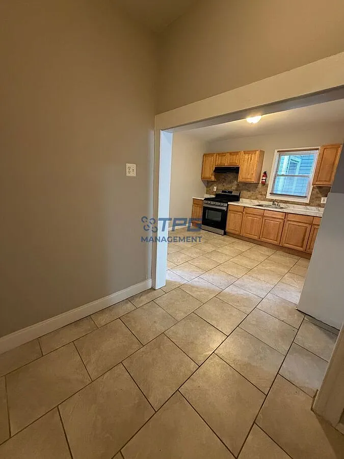 Spacious 3BR in Upper Vailsburg | Private Parking | W/D Hookup | Great Natural Light — Photo 2