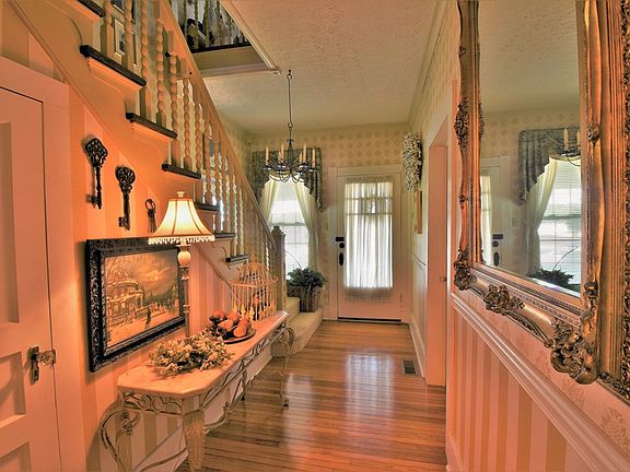 4th image of 300 Burkesville St