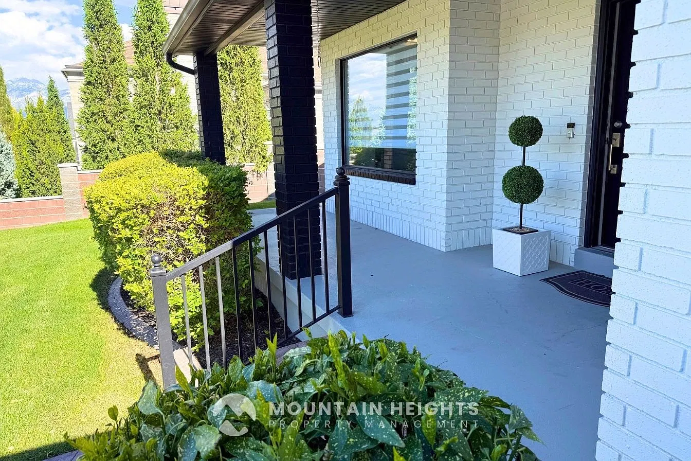5 bed, 3.0 bath, 3420 sqft, $3,495 — Photo 4
