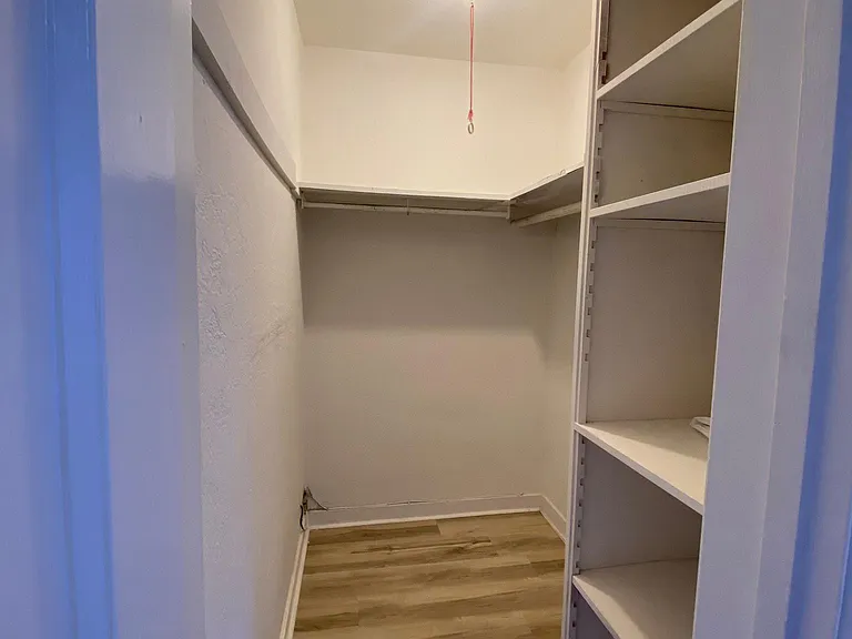 Bedroom walk-in Closet