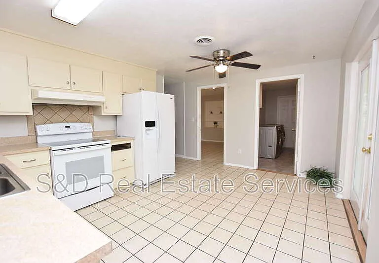 1424 Phyllis St — Photo 2