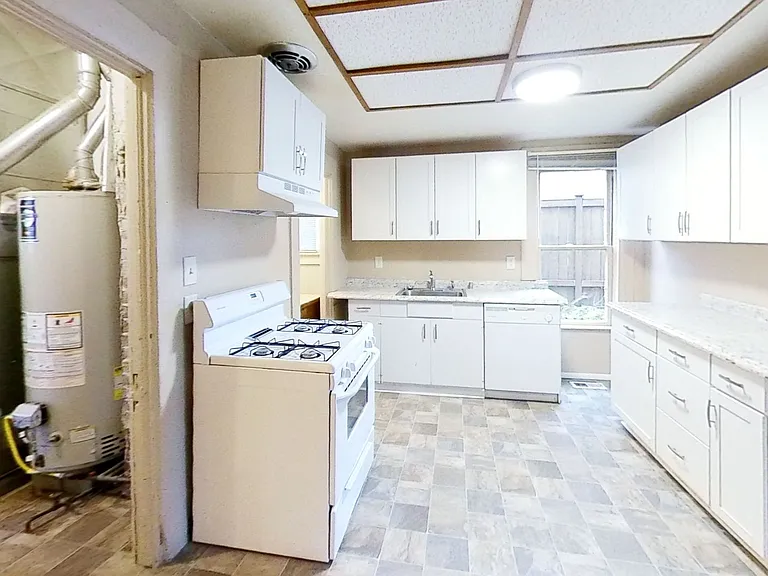 412 Lakeway Dr — Photo 3