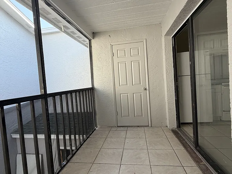 Balcony - Close lanai.