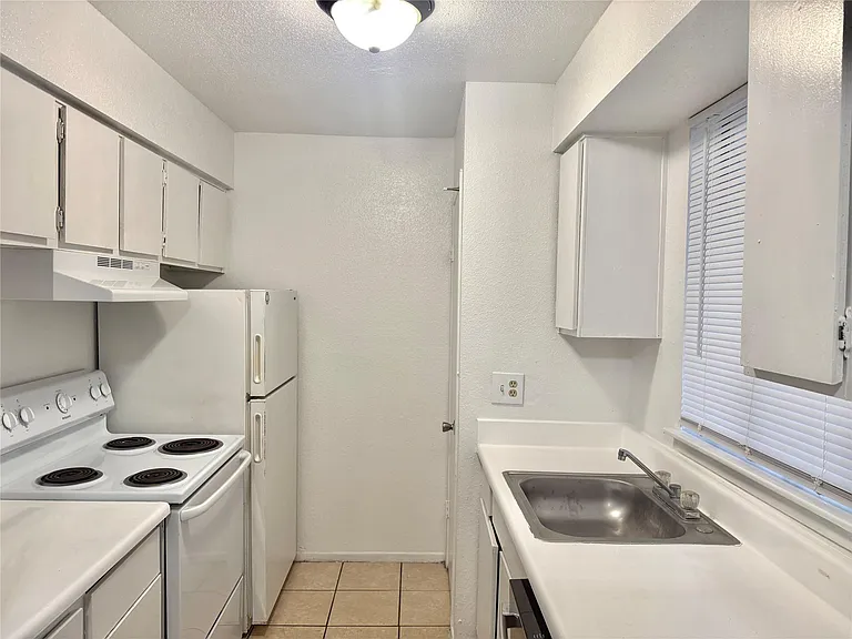 9201 Clarewood Dr #307 — Photo 3