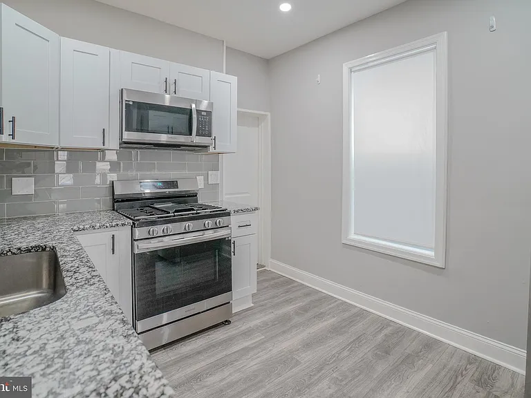 1535 W Seltzer St — Photo 17