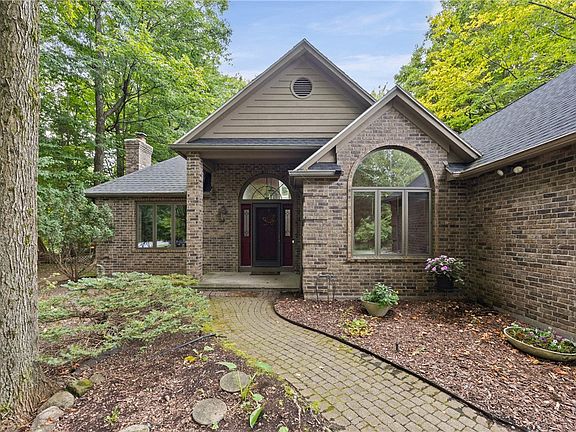 3rd image of 1226 Stafford Cres
