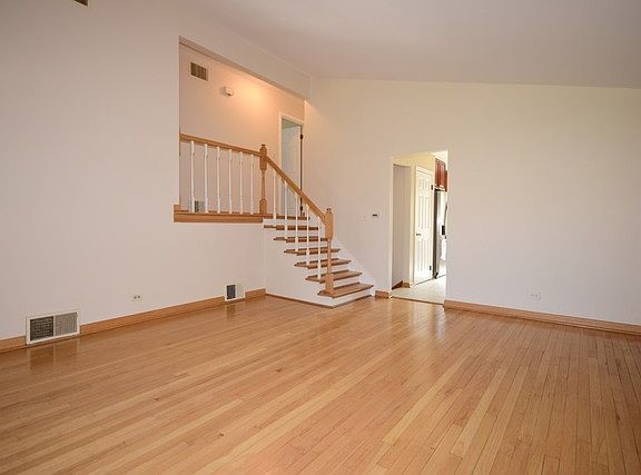 4th image of 449 Oak Ave