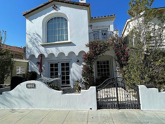 4th image of 135 Cordova Walk