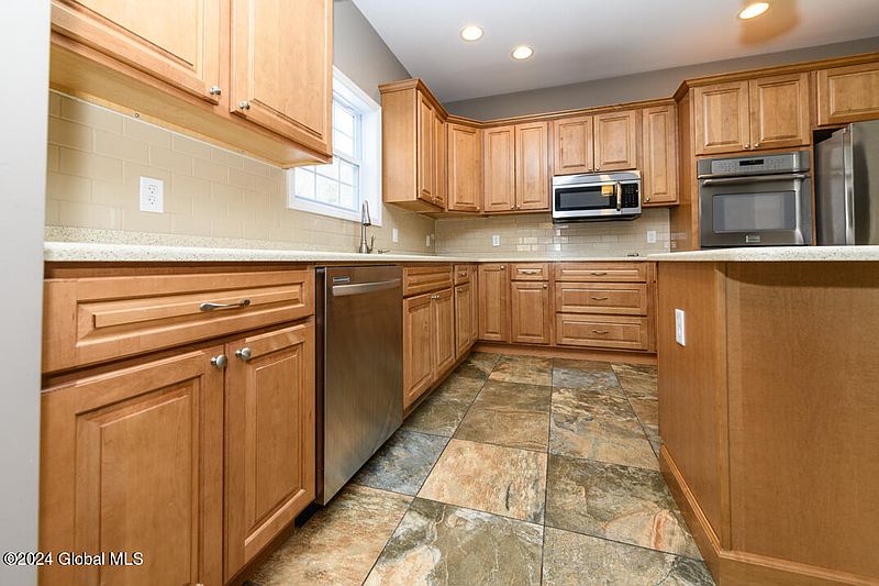 5th image of 35 Fonda Road
