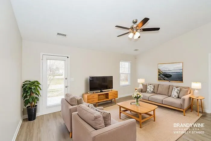 1138 Melvin Dr — Photo 2