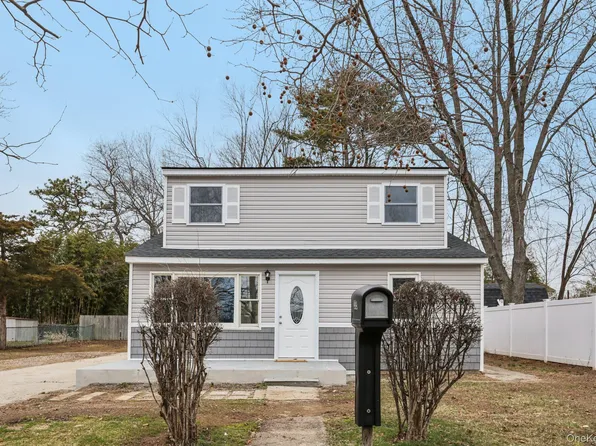 33 E Cherry Street, Central Islip, NY 11722