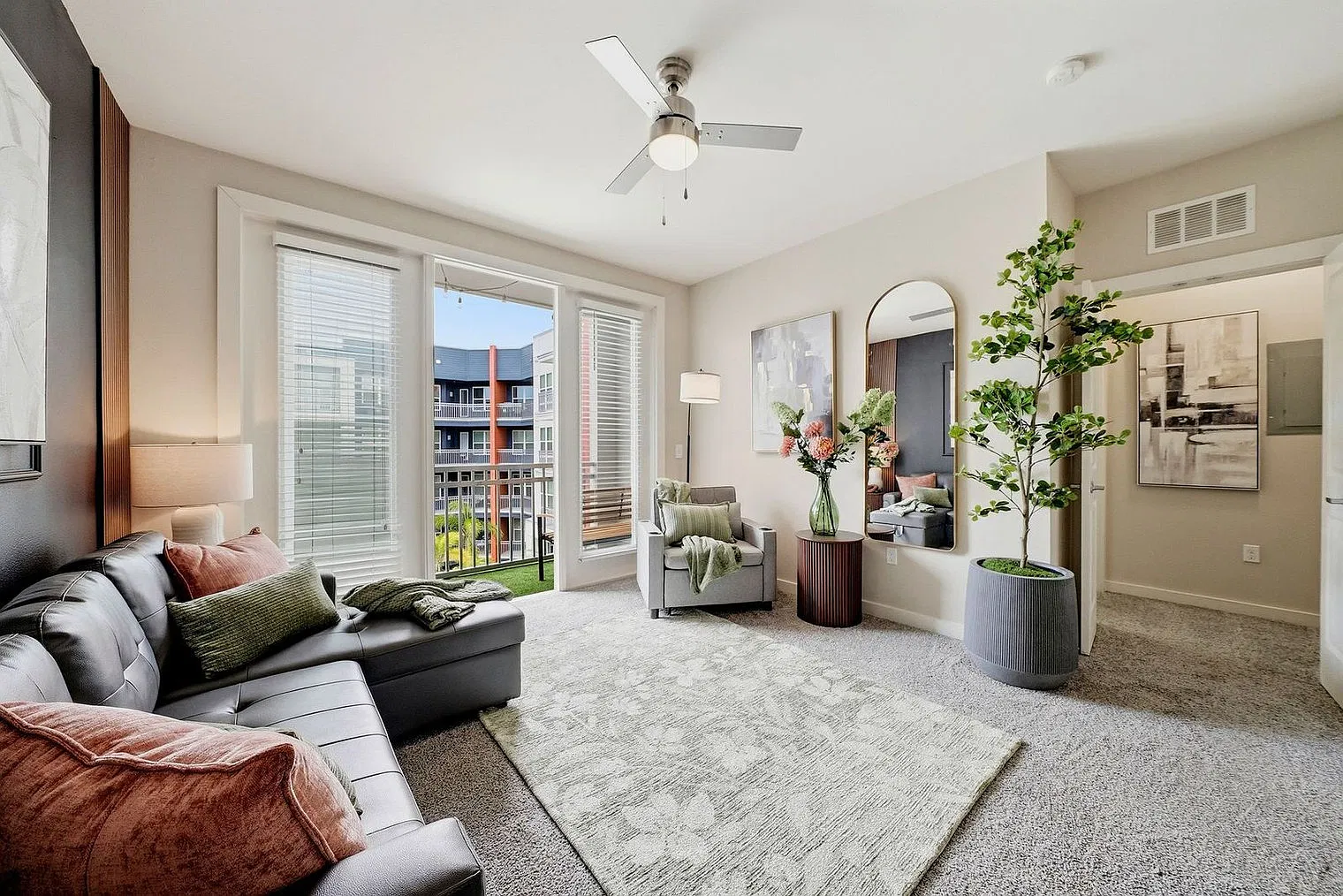 2 bed, 2.0 bath, 1097 sqft, $5,408 — Photo 3