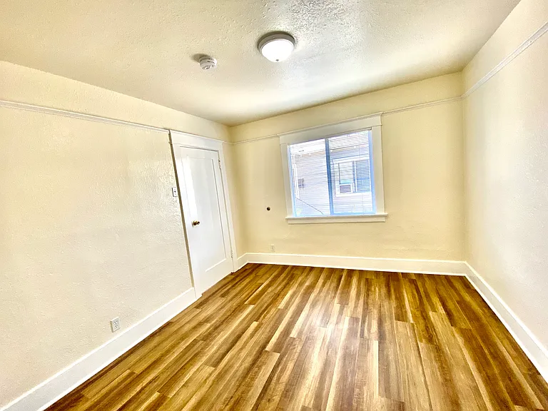 1032 W 1st St #B — Photo 13