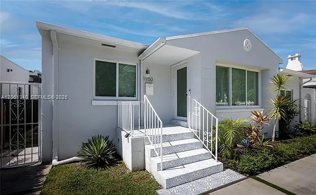 1950 SW 13th st — Photo 2