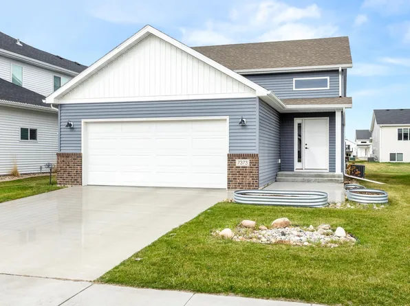 7373 17th St S, Fargo, ND 58104