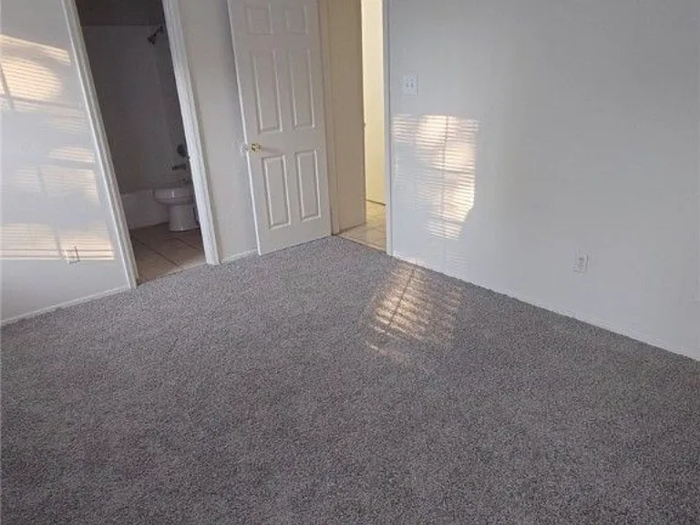 2506 Grasslands Dr — Photo 3