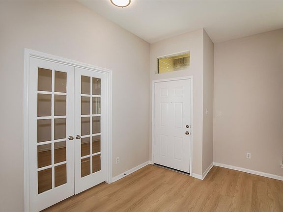 3rd image of 914 Cove Crest Trl
