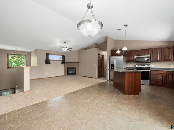 910 Joseph Pl, Sioux Falls, SD 57106