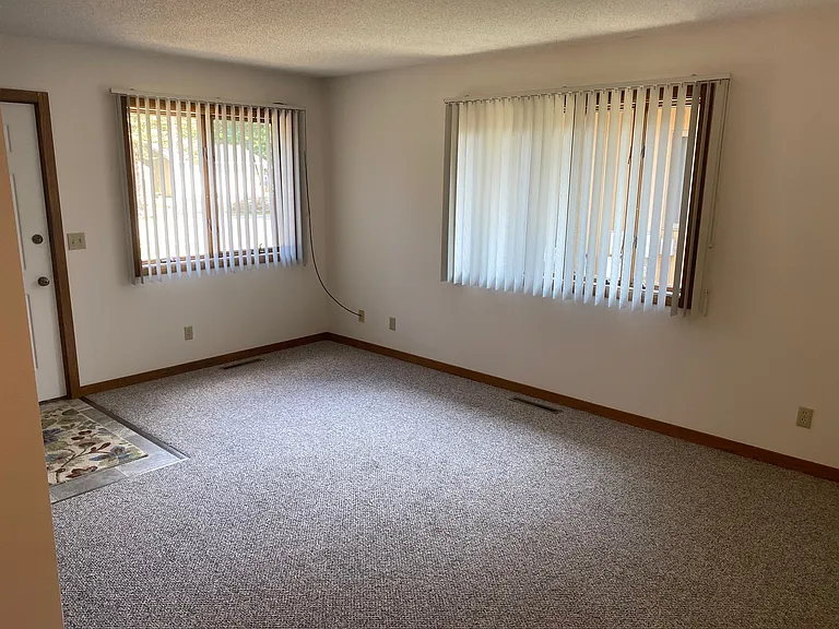 4813 Russell St — Photo 2