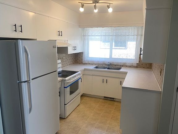 4 Kitchen_08242022