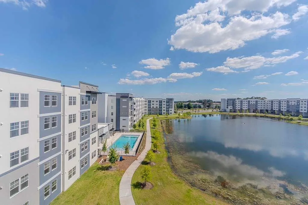 2 bed, 1023 sqft, $1,800 — Photo 1