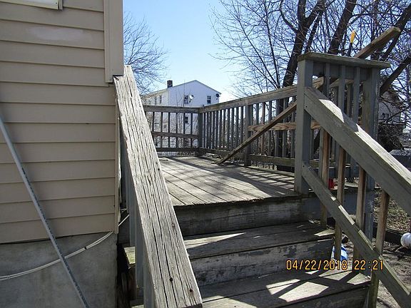 5th image of 27 Essex Ct